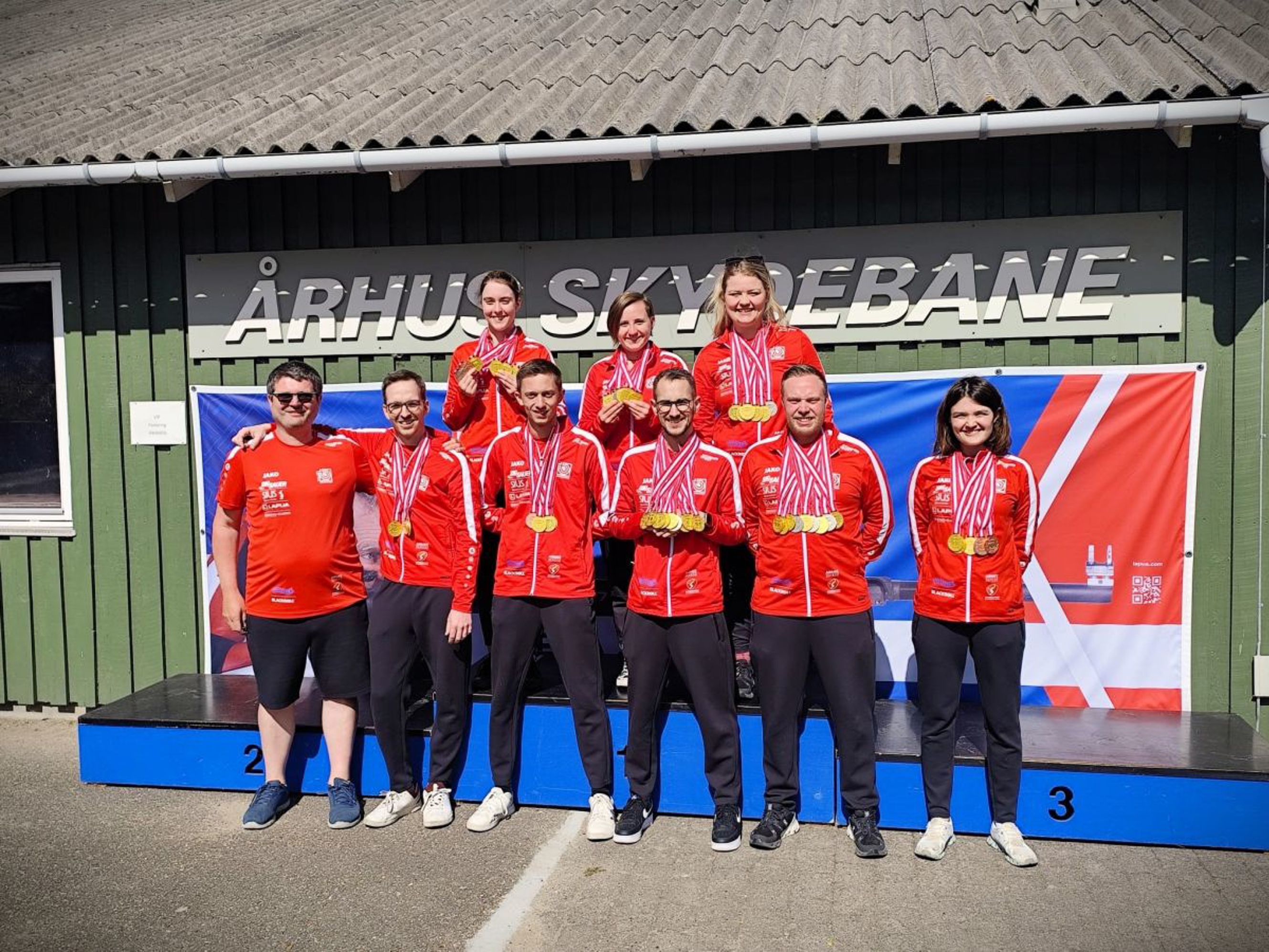 Ein wahres Erfolgs-Team: Die 300m-Schützinnen und -Schützen nach den Wettkämpfen am EC Aarhus (DEN). Mit Athletenbetreuer Tobias Lehmann (links).