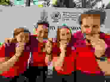 Beissen in Medaillen.jpg Haben ihre Gold- und Silbermedaillen zum Fressen gern: Sarina Hitz, Christoph Dürr, Franziska Stark und Jan Lochbihler (v.l.)
