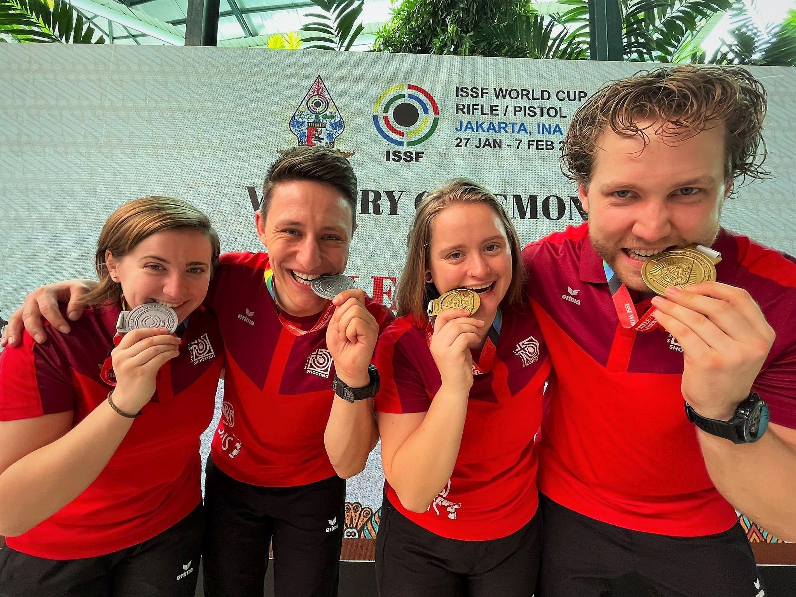 Haben ihre Gold- und Silbermedaillen zum Fressen gern: Sarina Hitz, Christoph Dürr, Franziska Stark und Jan Lochbihler (v.l.)