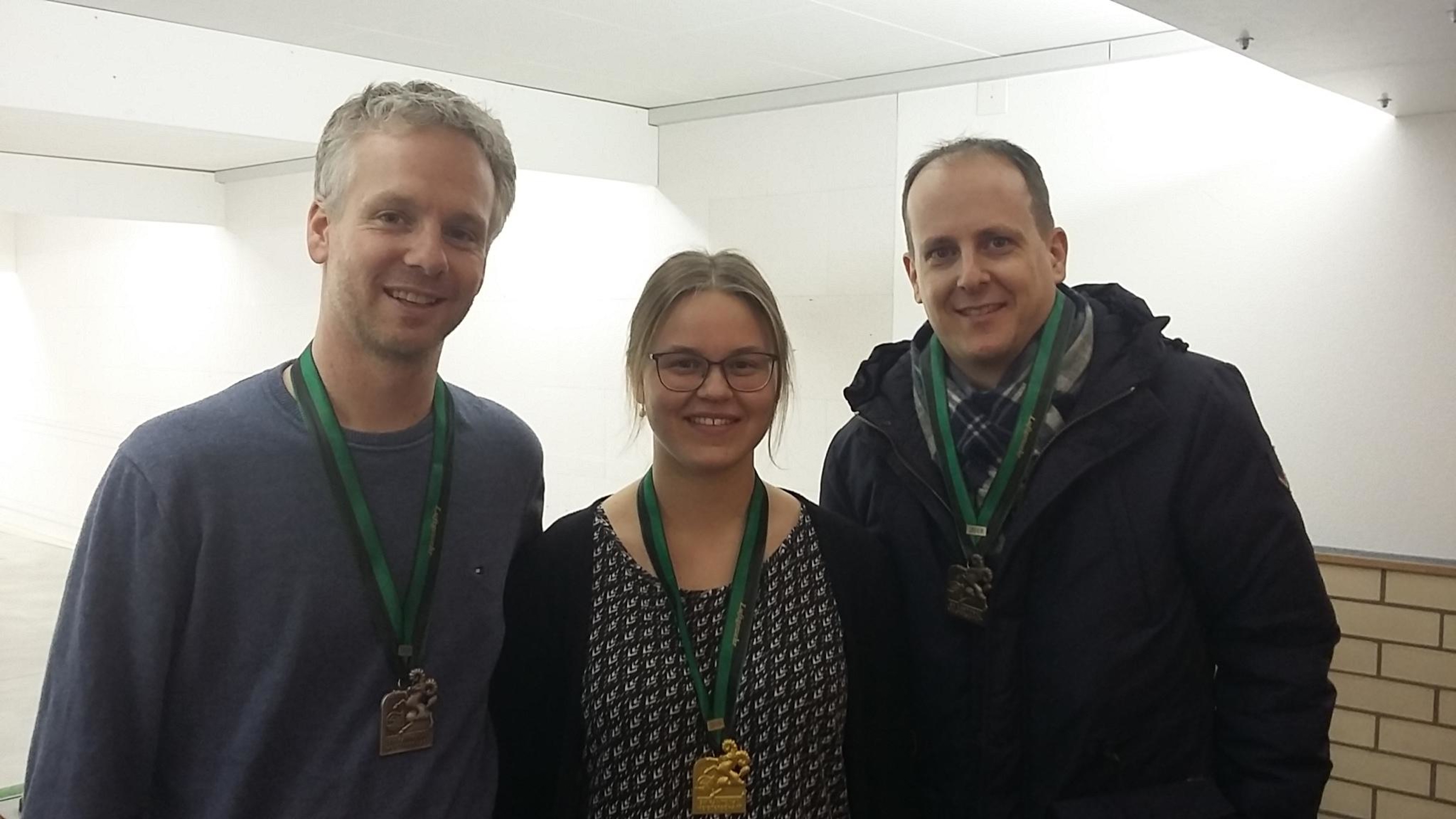 Die Medaillengewinner Rico Blanz (2.), Sarah Hügli (1.), Ralph Frey (3.)