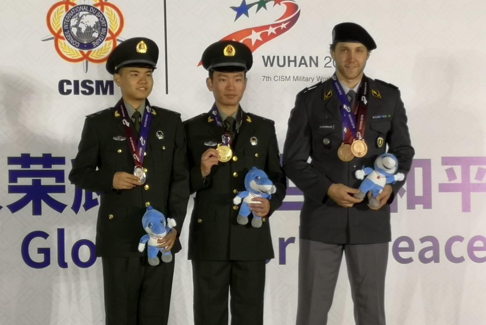 Das Podest Gewehr 300m Militärisches Schnellfeuer: Zhonghao Zhao (2.),  Sieger Bo Cao (Bildmitte) und Jan Lochbihler.
