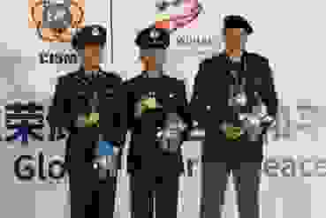 K1600_Jan Podest Kopie.JPG Das Podest Gewehr 300m Militärisches Schnellfeuer: Zhonghao Zhao (2.),  Sieger Bo Cao (Bildmitte) und Jan Lochbihler.