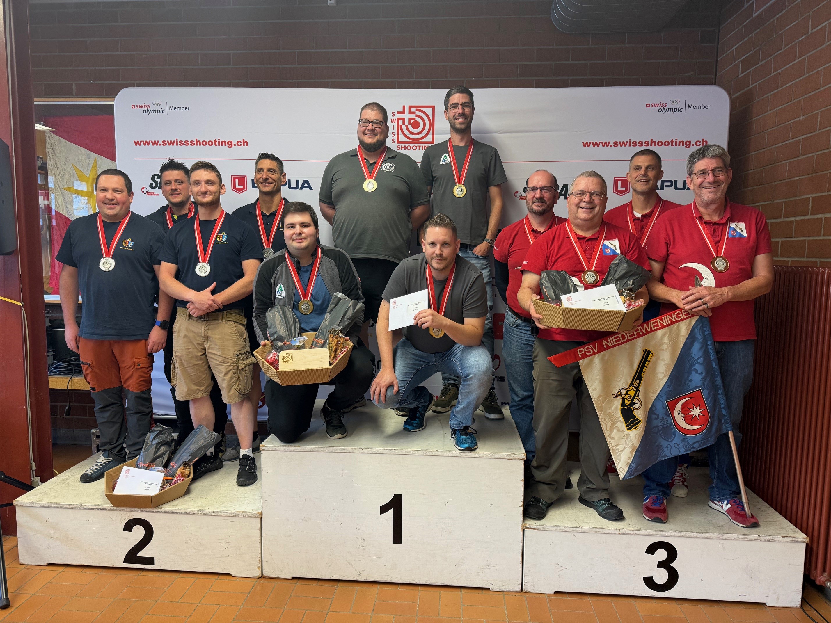 Strahlende Sieger: Malters feiert Gold, Genf Arquebuse holt Silber, Niederweningen freut sich über Bronze.