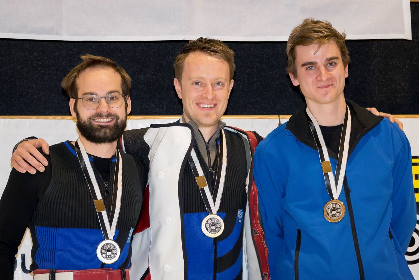 Le podium de la super finale hommes à la carabine 10 m avec, de gauche à droite, Pascal Lorétan (2e), Simon Beyeler (1er) et Nicolas Perroud (3e).