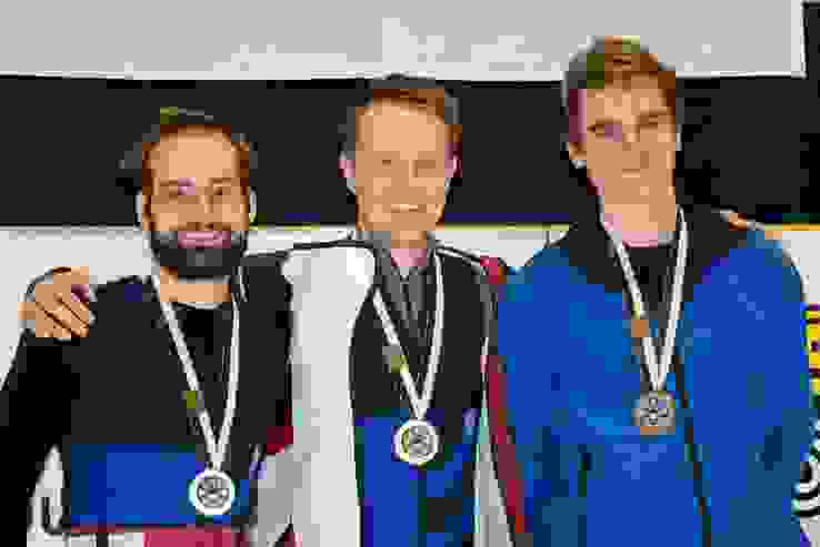 Podium de la super finale hommes Le podium de la super finale hommes à la carabine 10 m avec, de gauche à droite, Pascal Lorétan (2e), Simon Beyeler (1er) et Nicolas Perroud (3e).