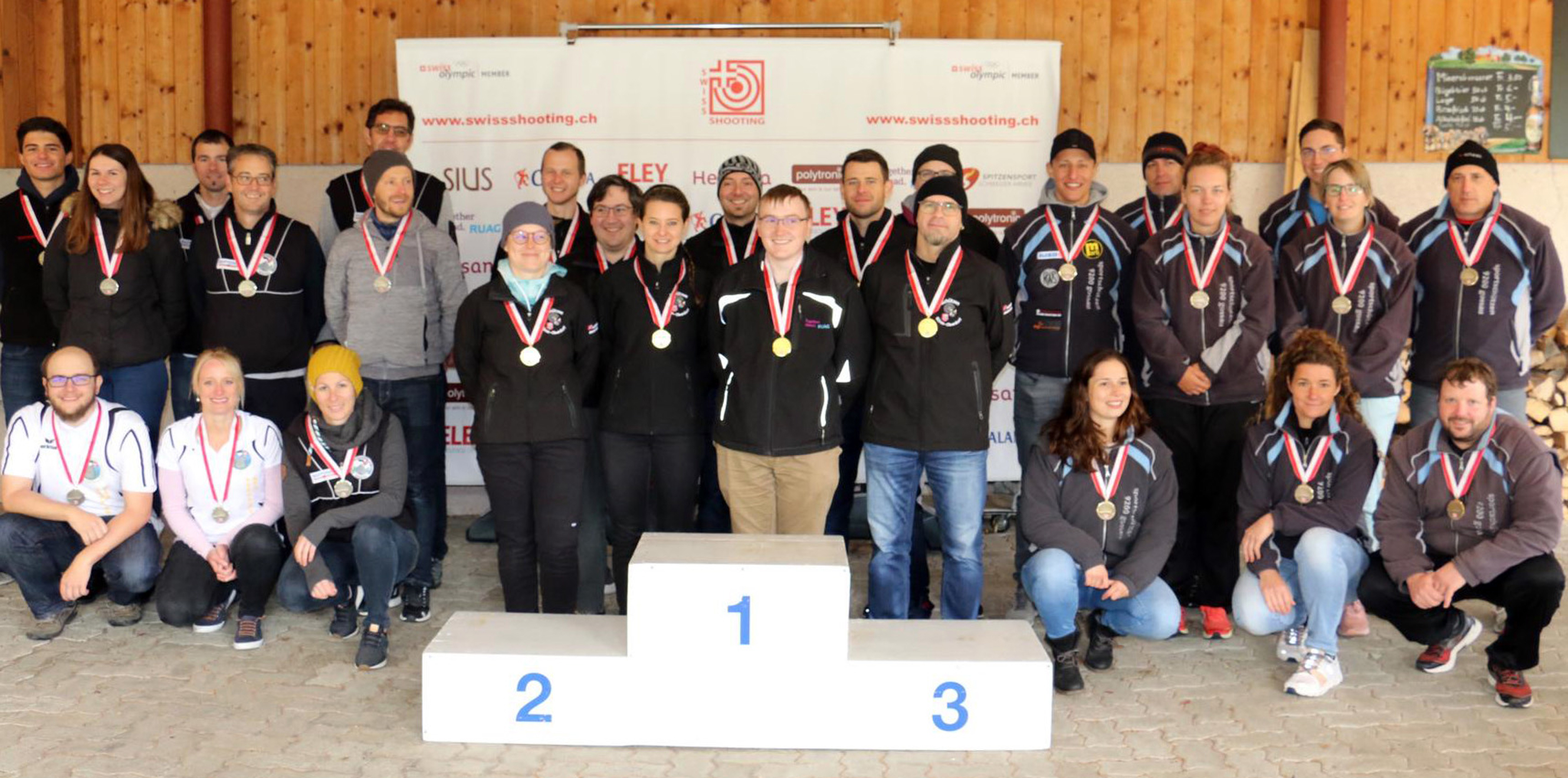 Die siegreiche Mannschaft von Büren-Oberdorf, flankiert vom zweitplatzierten Alterswil (links) und Gossau auf dem dritten Rang.
