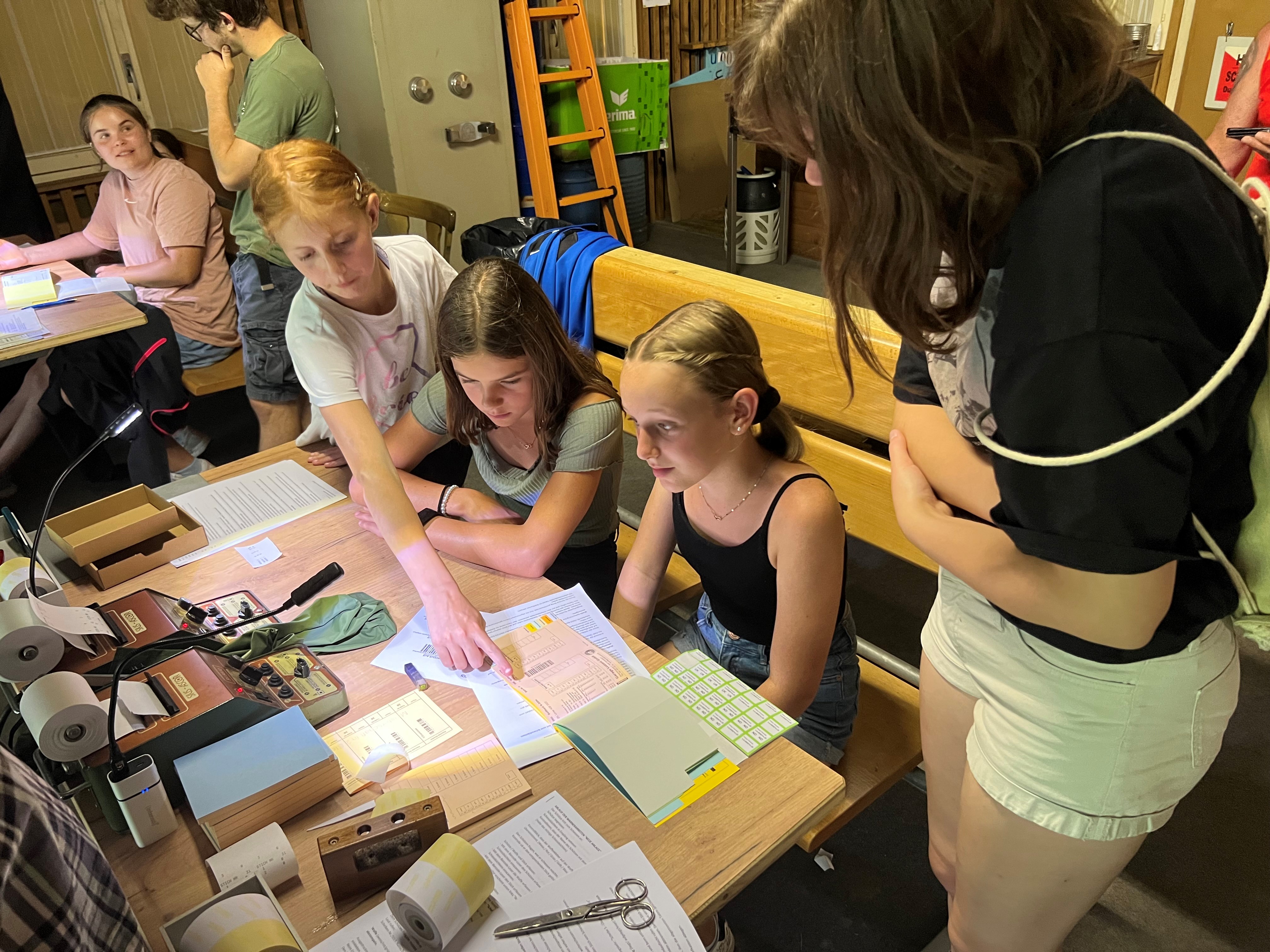 Keiner zu jung, um seinen Beitrag zu leisten: Schnappschuss vom Warnerkurs