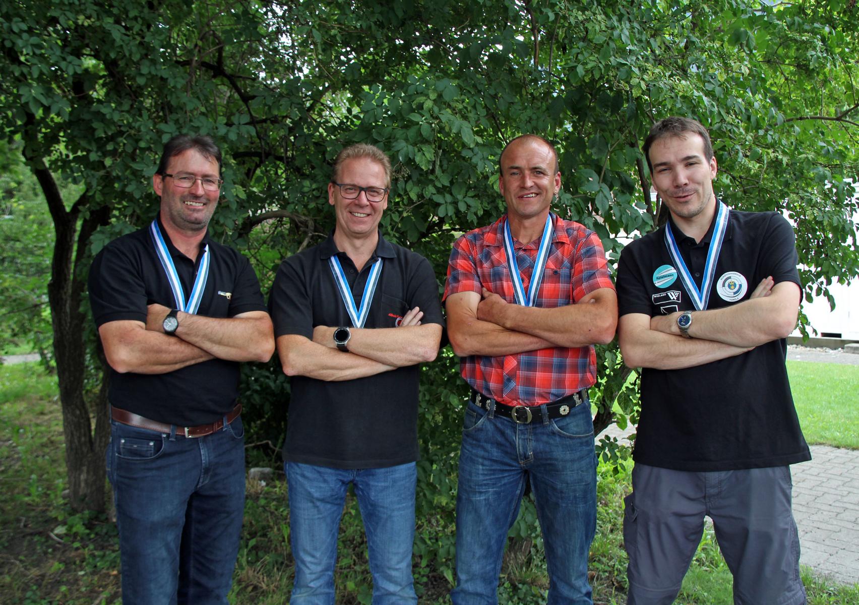 Zeigten ihre Treffsicherheit (v.l): Elmar Fallet, Urs Brazerol, Hans Luzi Stucki und Norbert Caviezel.