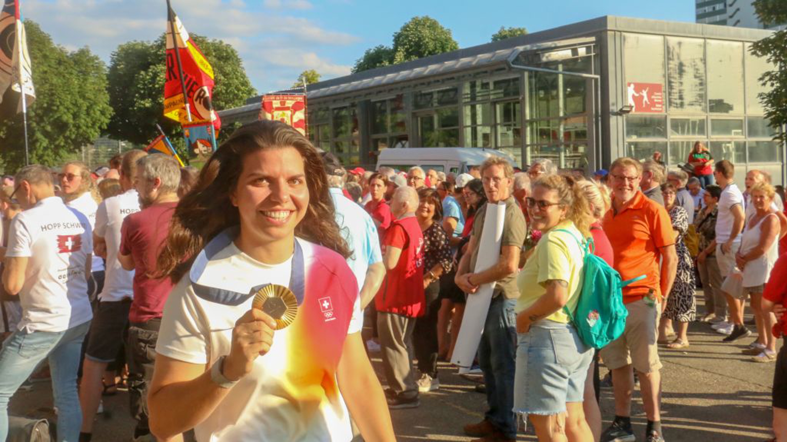 Strahlende Chiara mit ihrer Goldmedaille auf dem Weg zu den Medien