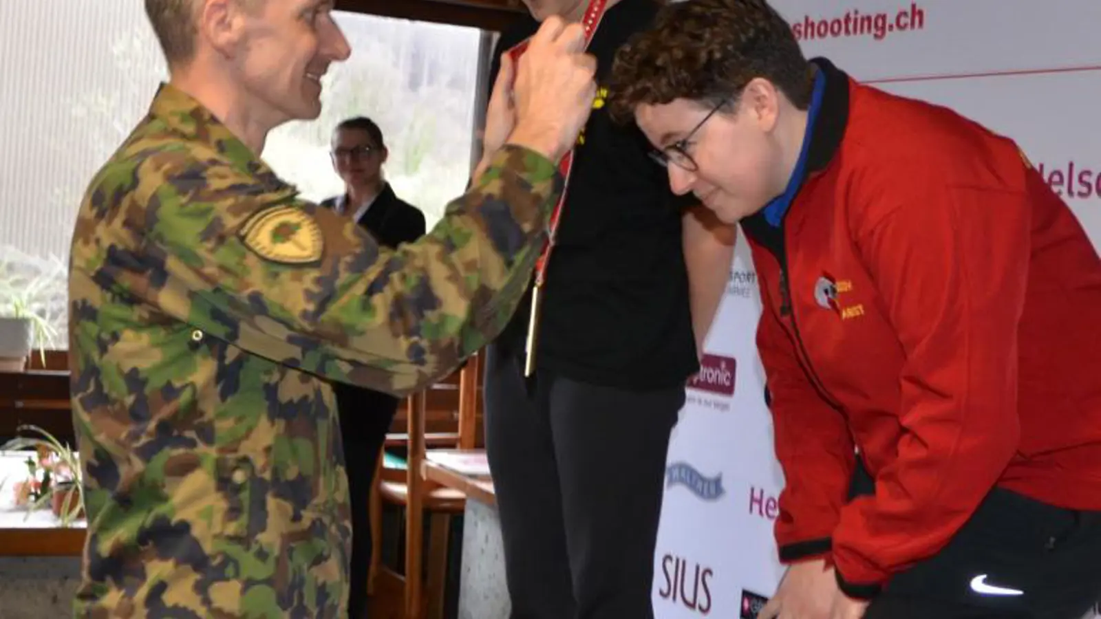 Medaillenübergabe durch Ehrengast