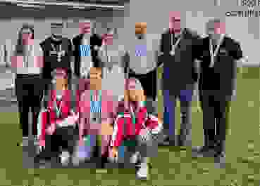 2023 Siegerfoto SM Gewehr 50M Hinten (v.l.): Kim Sturny, Marco Bürgi, Sven Riedo, Jasmin Riedo, Roger Siffert, Armin Ayer, Hansruedi Vögeli. Kniend (v.l.): Nicolas Jenny, Yanik Baeriswyl, Sophie Bapst.