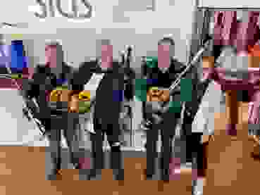 Nina mit Sieger.jpg Nina Christen bei der Flower-Zeremonie mit Sieger Emanuele Alberti (Mitte), dem Zweitklassierten Daniel Grun und dem Drittklassierten Hans Hübscher.