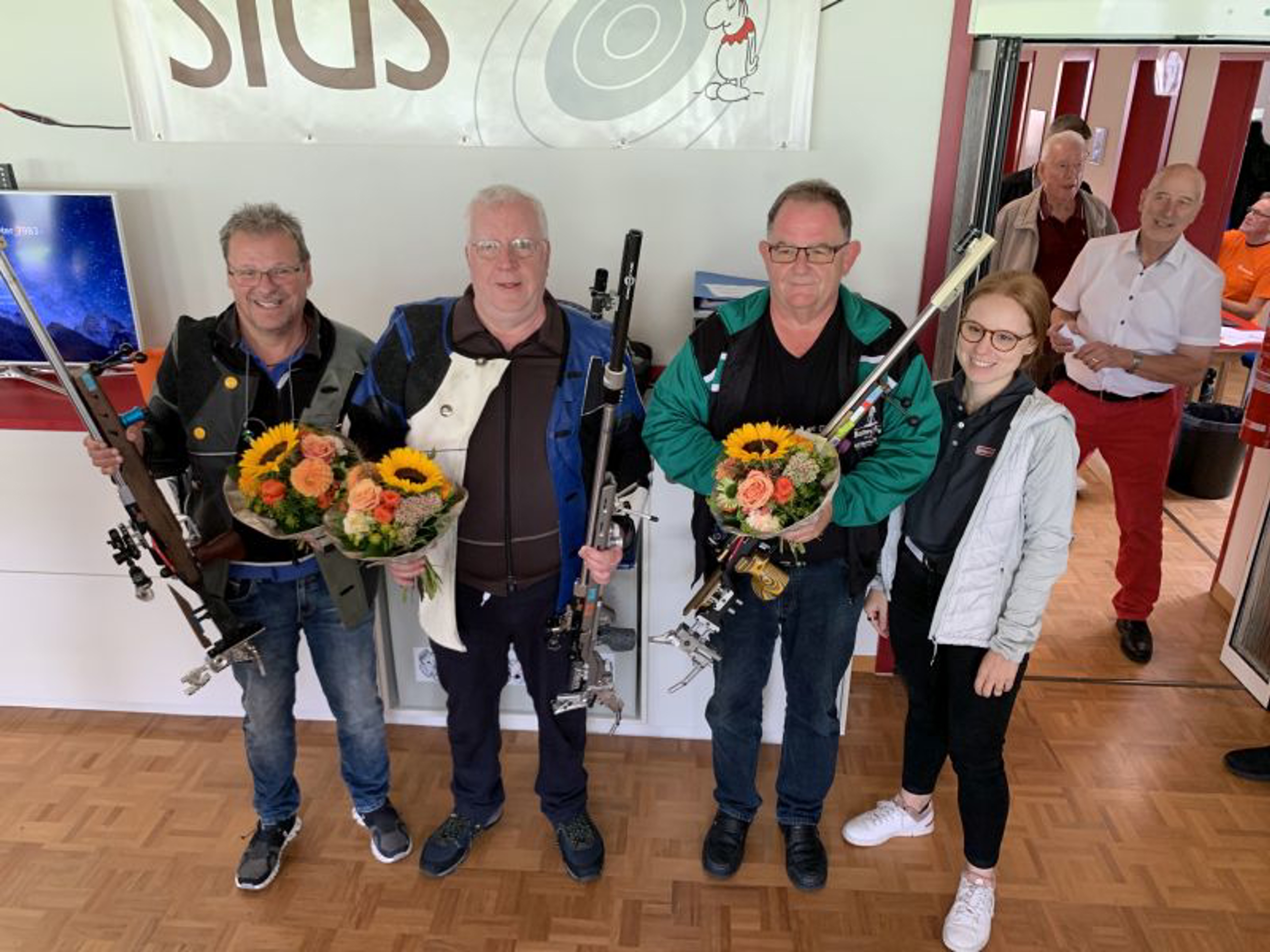 Nina Christen bei der Flower-Zeremonie mit Sieger Emanuele Alberti (Mitte), dem Zweitklassierten Daniel Grun und dem Drittklassierten Hans Hübscher.