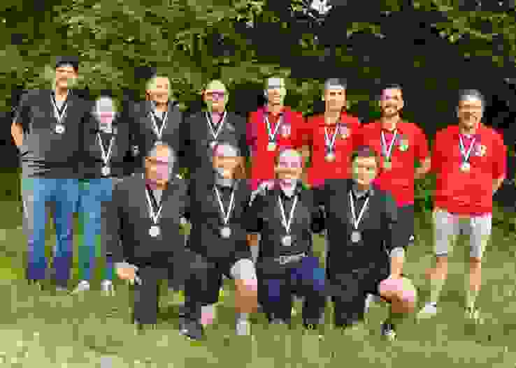 K1024 Siegerfoto (Schmitten Flamatt 2, Bulle Grevîre , Vorne Schmitten Flamatt... Sieger Gruppenmeisterschaft 25m: 2. Rang: Schmitten-Flamatt II (Dominik Brülhart, Lauriane Ambrosini, Laurent Stritt, Hans-Peter Brülhart). 3. Rang : Bulle-Grevîre I (Lucas Jaquet, Samuel Grangier, Marc Carillo, Laurent Beaud). Mitte vorne: 1. Rang : Ueli Blatti, Alice Ambrosini, Jessica Waeber, Gregory Emmenegger