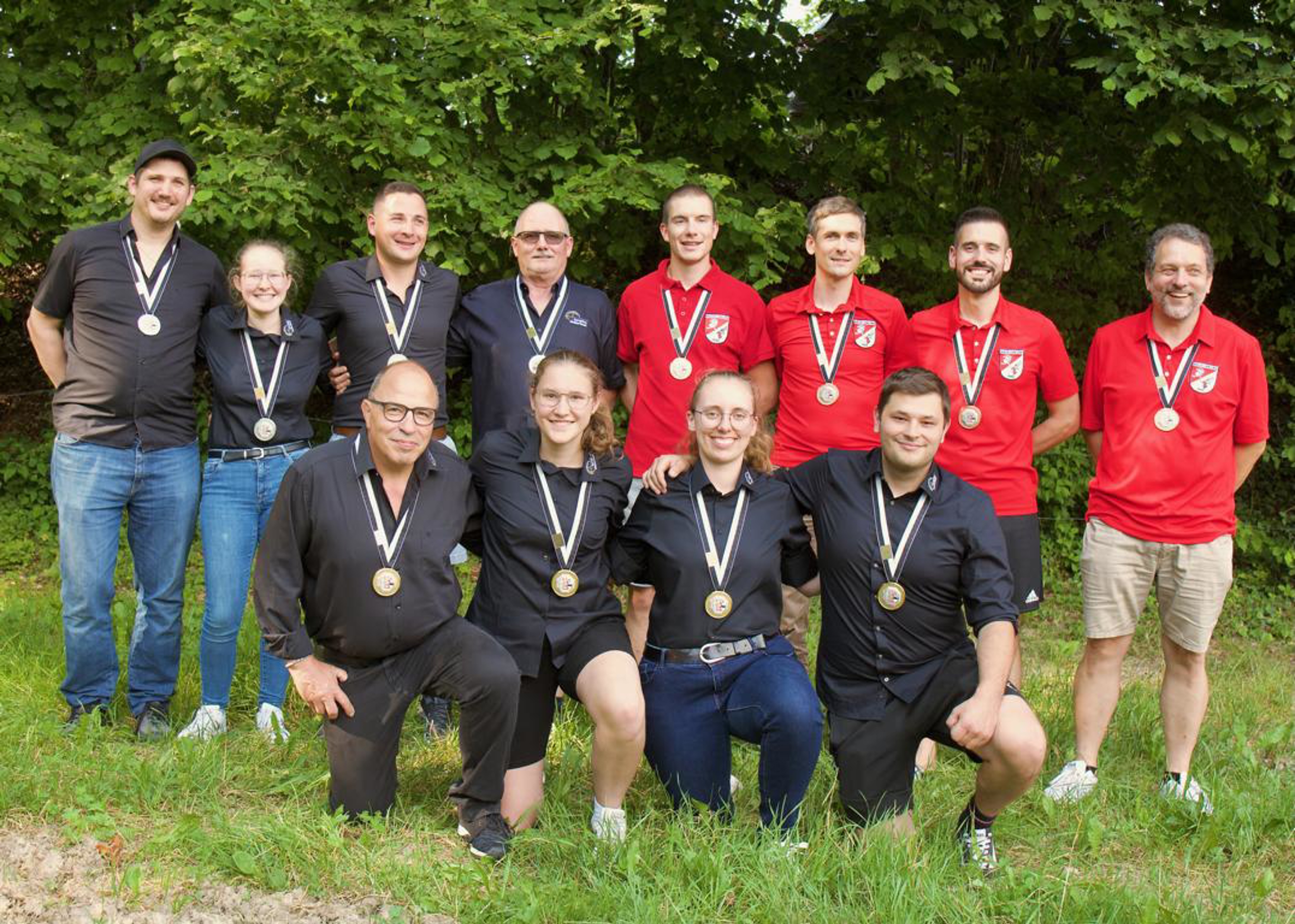 Sieger Gruppenmeisterschaft 25m: 2. Rang: Schmitten-Flamatt II (Dominik Brülhart, Lauriane Ambrosini, Laurent Stritt, Hans-Peter Brülhart). 3. Rang : Bulle-Grevîre I (Lucas Jaquet, Samuel Grangier, Marc Carillo, Laurent Beaud). Mitte vorne: 1. Rang : Ueli Blatti, Alice Ambrosini, Jessica Waeber, Gregory Emmenegger 
