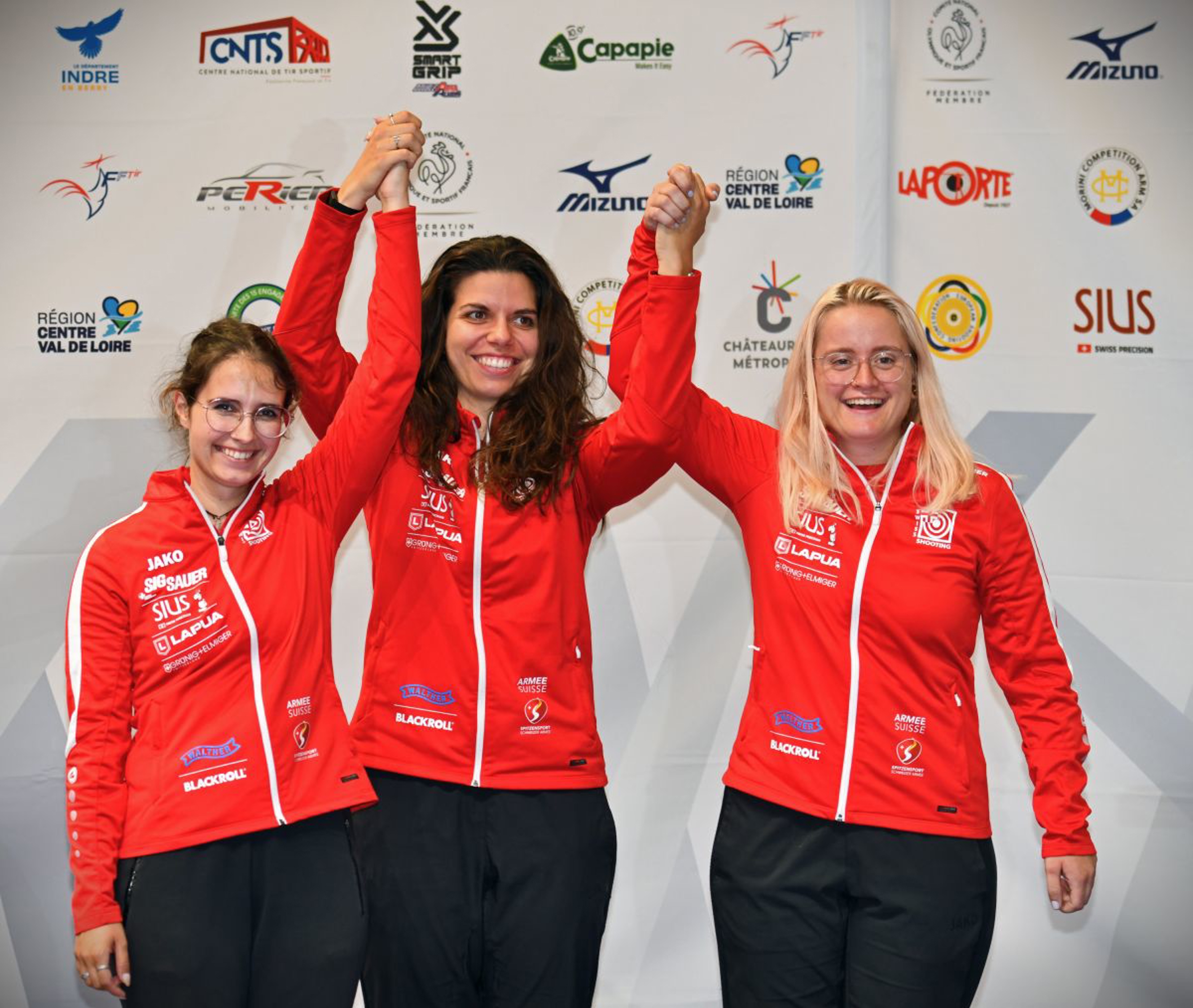 Sie freuen sich über ihre Bronzemedaille (v.l.): Annina Tomaschett, Chiara Leone und Fränzi Stark.
(Bild: Jürgen Heise)
