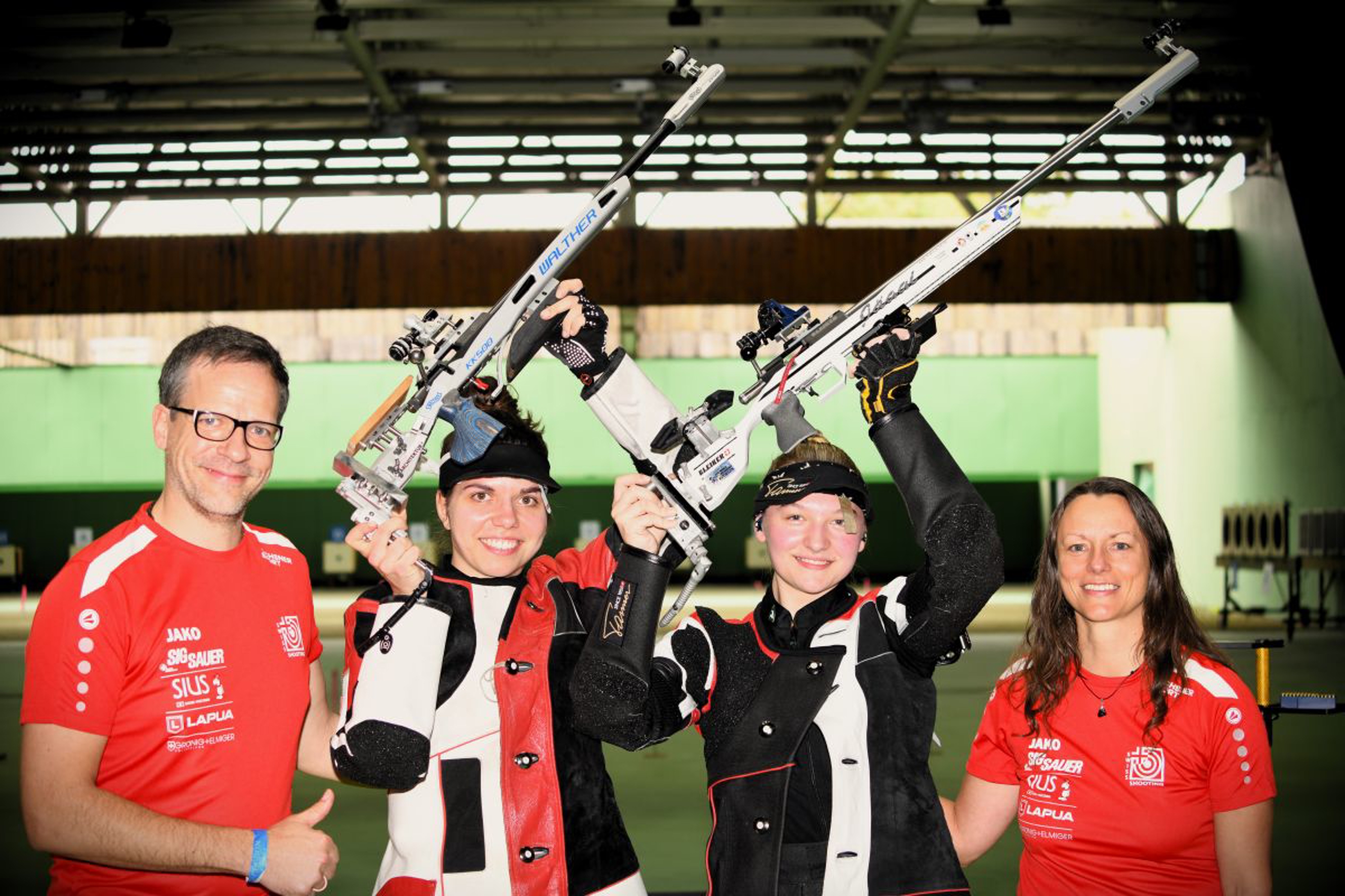 Chiara Leone und Emely Jäggi mit ihren Trainern Enrico Friedemann und Annik Marguet.
Bild: Jürgen Heise