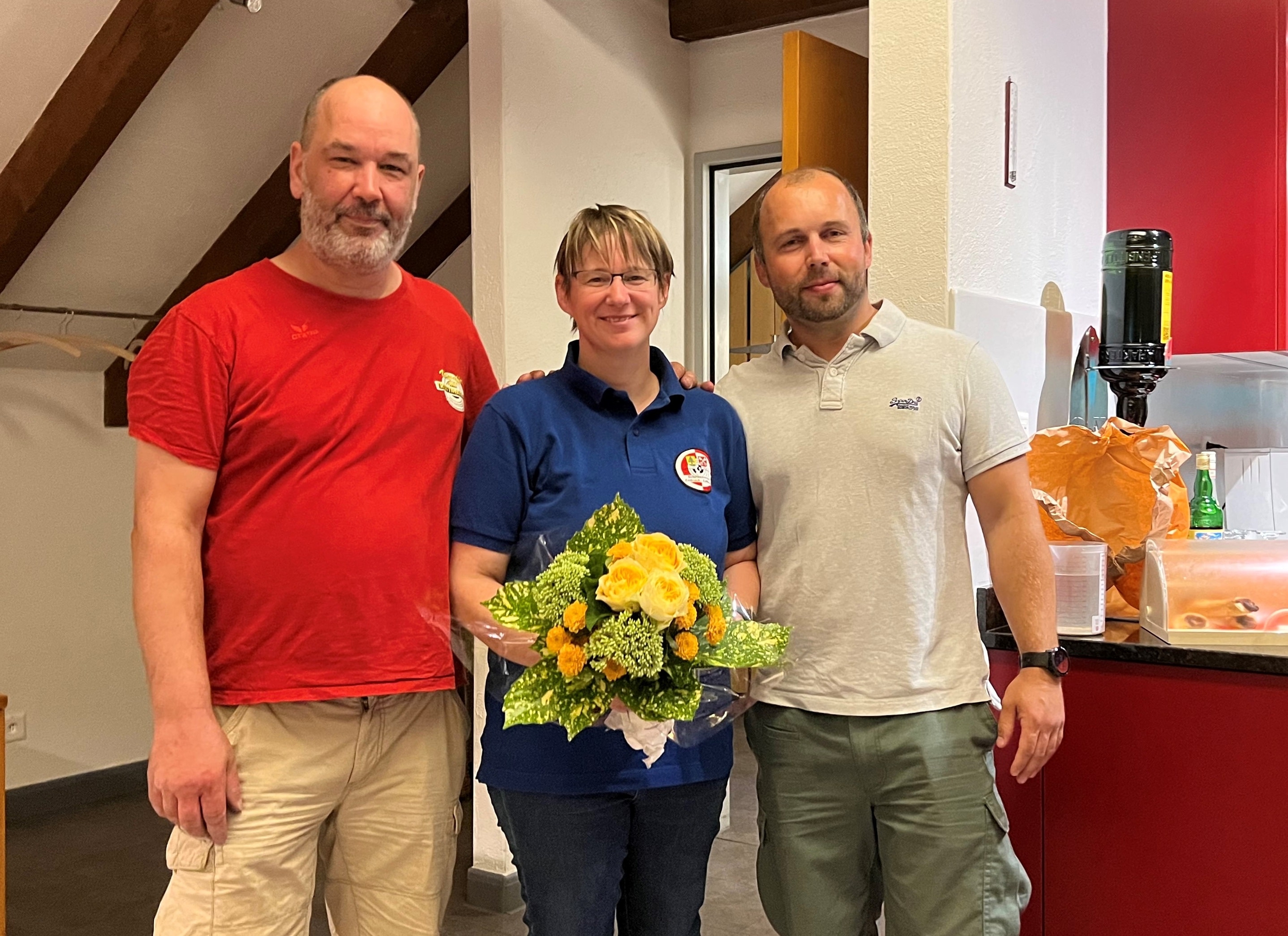 Sportchef Marcel Bearth (links) und Präsident Urs Egger (rechts) gratulieren mit sichtlichem Stolz ihrer Vereinskollegin und Europameisterin Silvia Guignard.