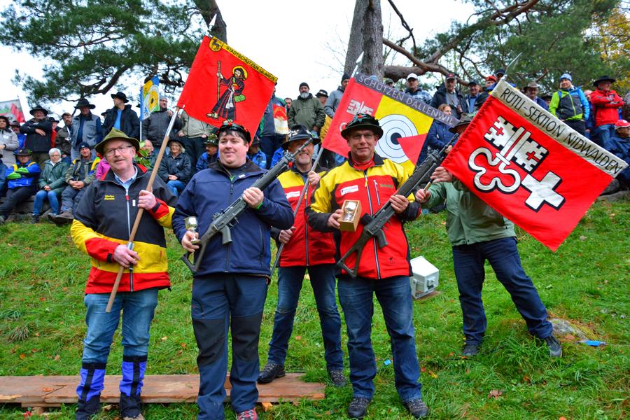 Die beiden Gewinner der Bundesgabe Michel Barto (vordere Reihe, 2. v.l.) und Silvio Freitag (rechts).