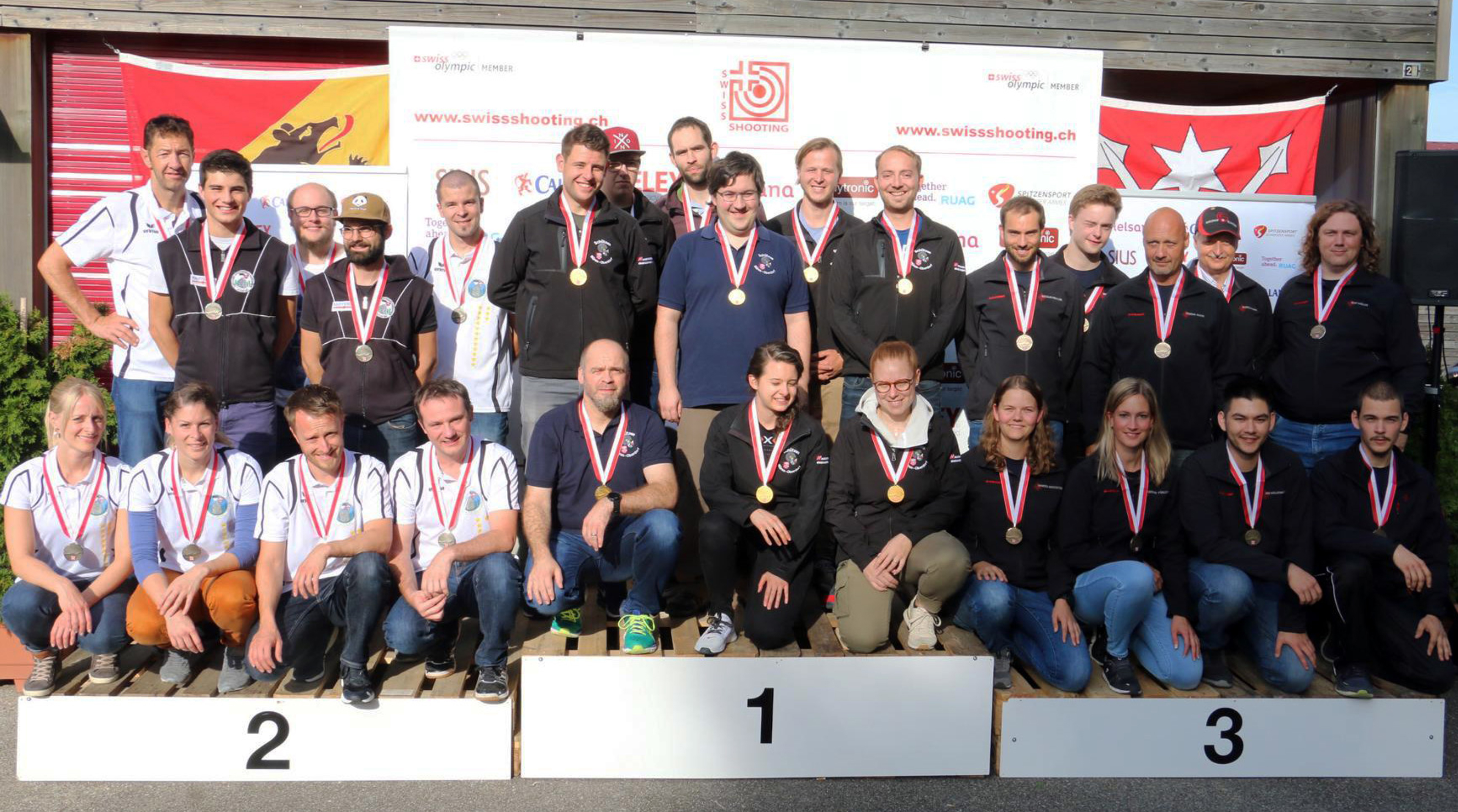 Das Team von Büren-Oberdorf steht erstmals zuoberst auf dem Podest am Final 2019 der SMM G50m in Schwadernau und wird flankiert vom zweitplatzierten Alterswil und Thörishaus auf Platz 3.