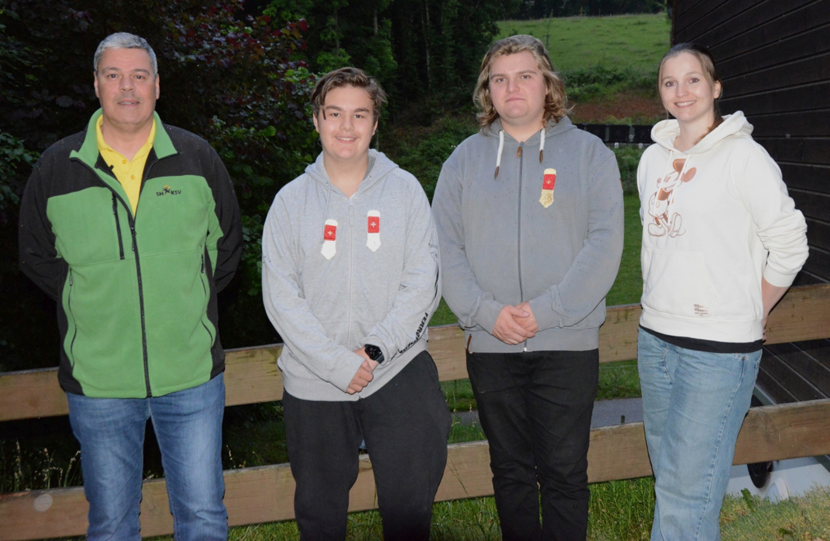 Die Gewinner flankiert von SHKSV-Pistolenchef Alain Schneider, Diego Colantonio, Niklaus Moderlak und SHKSV-Nachwuchschefin Céline Depeder (v.l.).