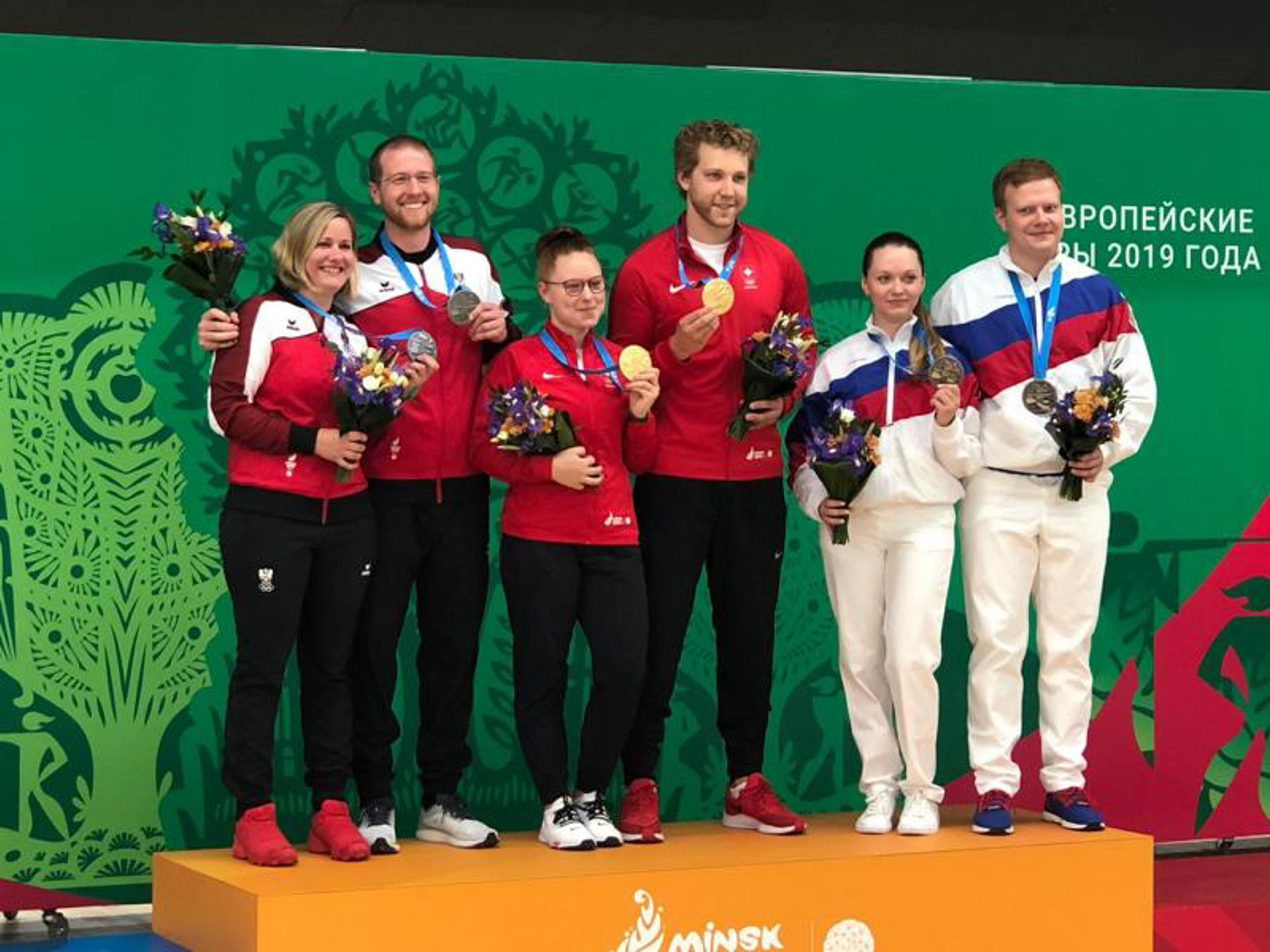 Das Podest Gewehr 50m Mixed (v.l.) 2. Österreich mit Franziska Peer und Bernhard Pickel, das Siegerduo Nina Christen und Jan Lochbihler sowie dem Bronze-Team aus Russland mit Polina Khorosheva und Kirill Grigorian