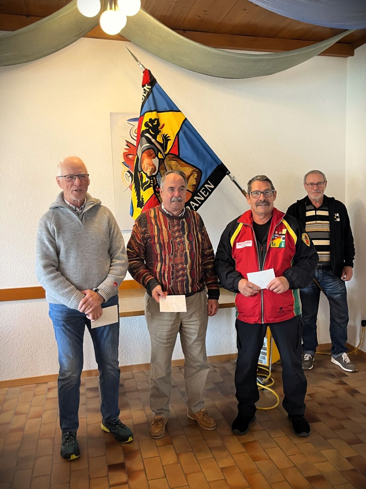 Podest Veteranenschiessen VSKB 2025 (v.l.): Rico Molitor, Rolf Graf, Hanspeter Zurbuchen. Ebenfalls im Bild der neue Fähnrich Werner Kaufmann.
