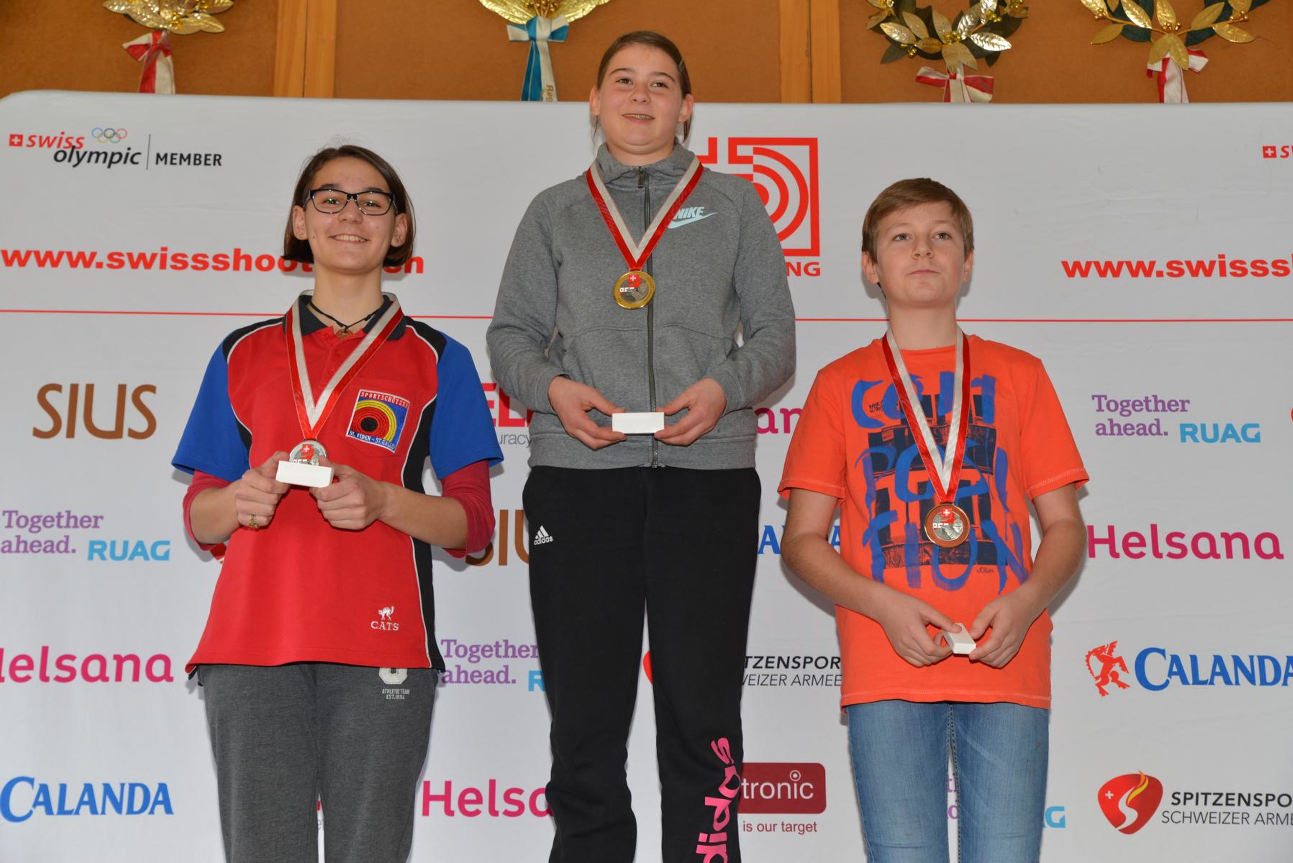 Das Siegertrio in der Kategorie U15C (von links): Salome Schiegg (2.), Siegerin Svenja Bardill und Mike Püntener (3.).