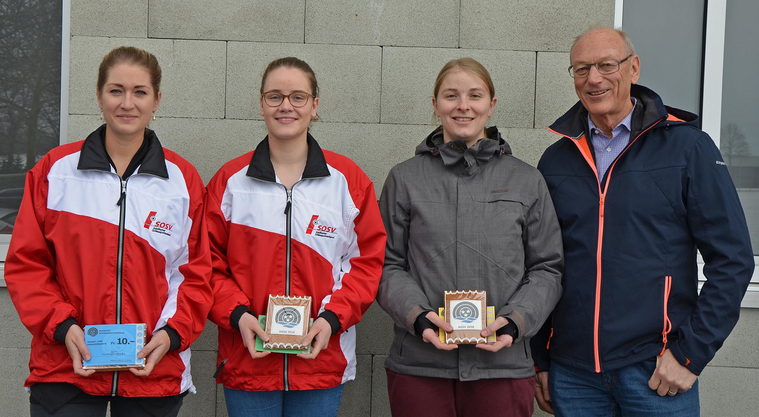 Die besten Elite-Schützen (von links) Erika Allemann (2.), Sina Jeger (1.) und Nadja Kübler (3.) mit Wettkampfleiter Robert Wüest