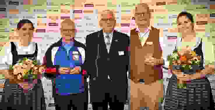 Ehrenmitglieder3a AGSV-Präsident Peter Gautschi (Mitte) mit den neuen Ehrenmitgliedern Urs Boller (blaue Jacke) und Beat Brun, flankiert von den Ehrendamen Michelle Ithen (links) und Nadja Stettler.