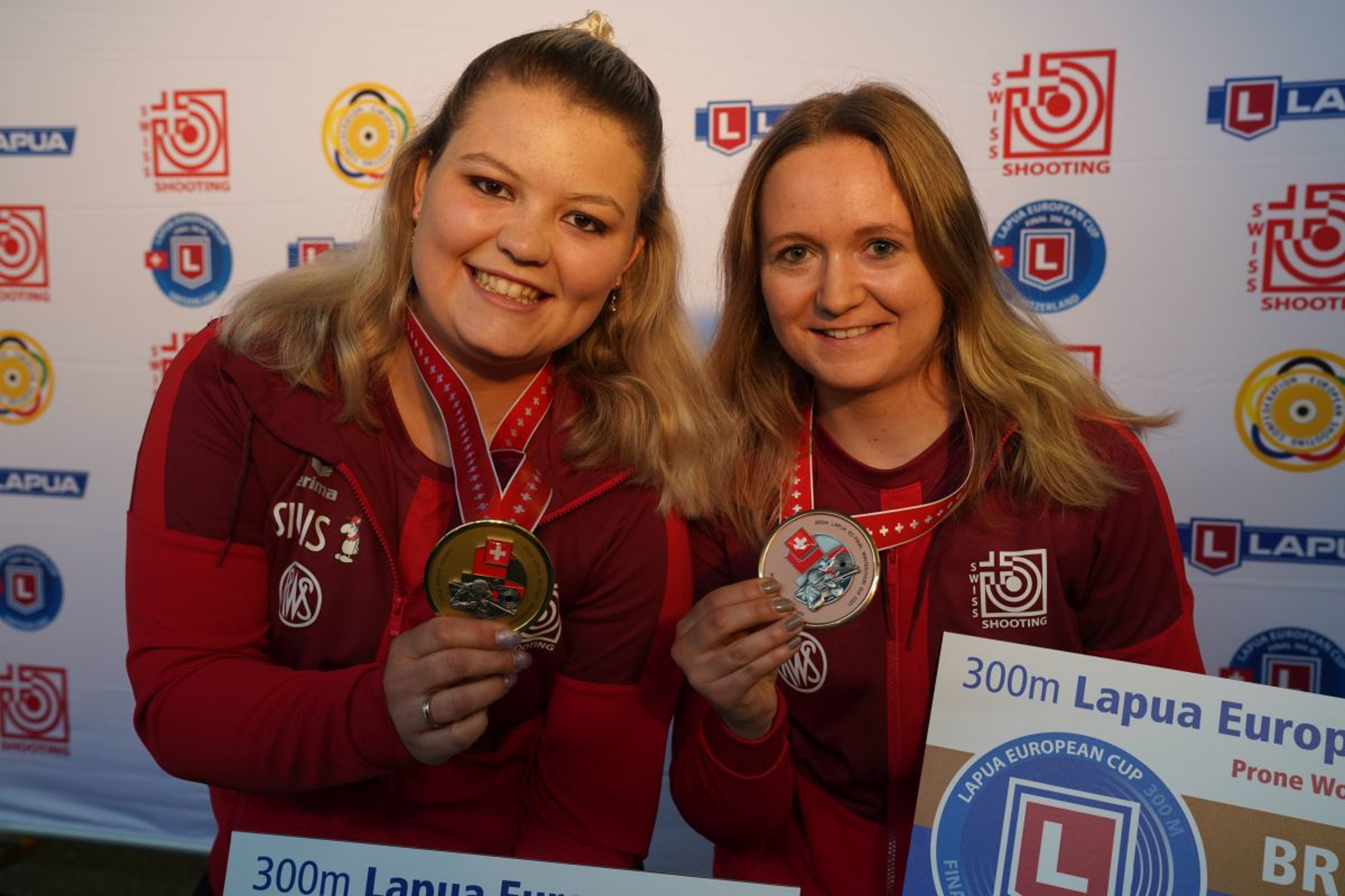 Anja Senti und Muriel Züger gewinnen Gold und Bronze im Liegendwettkampf Gewehr 300m.