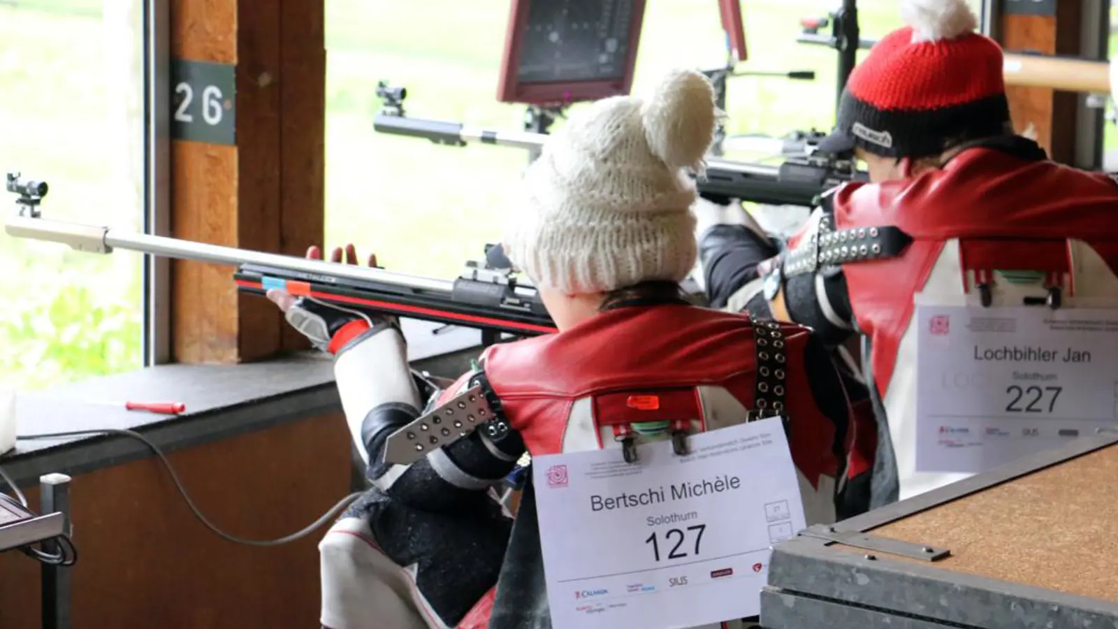 Solothurner Duo kniend