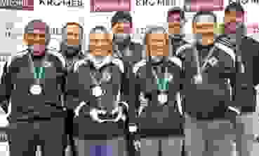 aarau10a.jpg Strahlende Gesichter nach der Rückeroberung des Aargauer Mannschaftstitels: Die 300m-Gewehrschützen der SG Aarau mit (von links) Hansjörg Schmied, Daniel Kretz, Michèle Maurer, Erich Hunziker, Bettina Bereuter, Matthias Stöckli, Jörg Fankhauser und Stefan Bereuter.