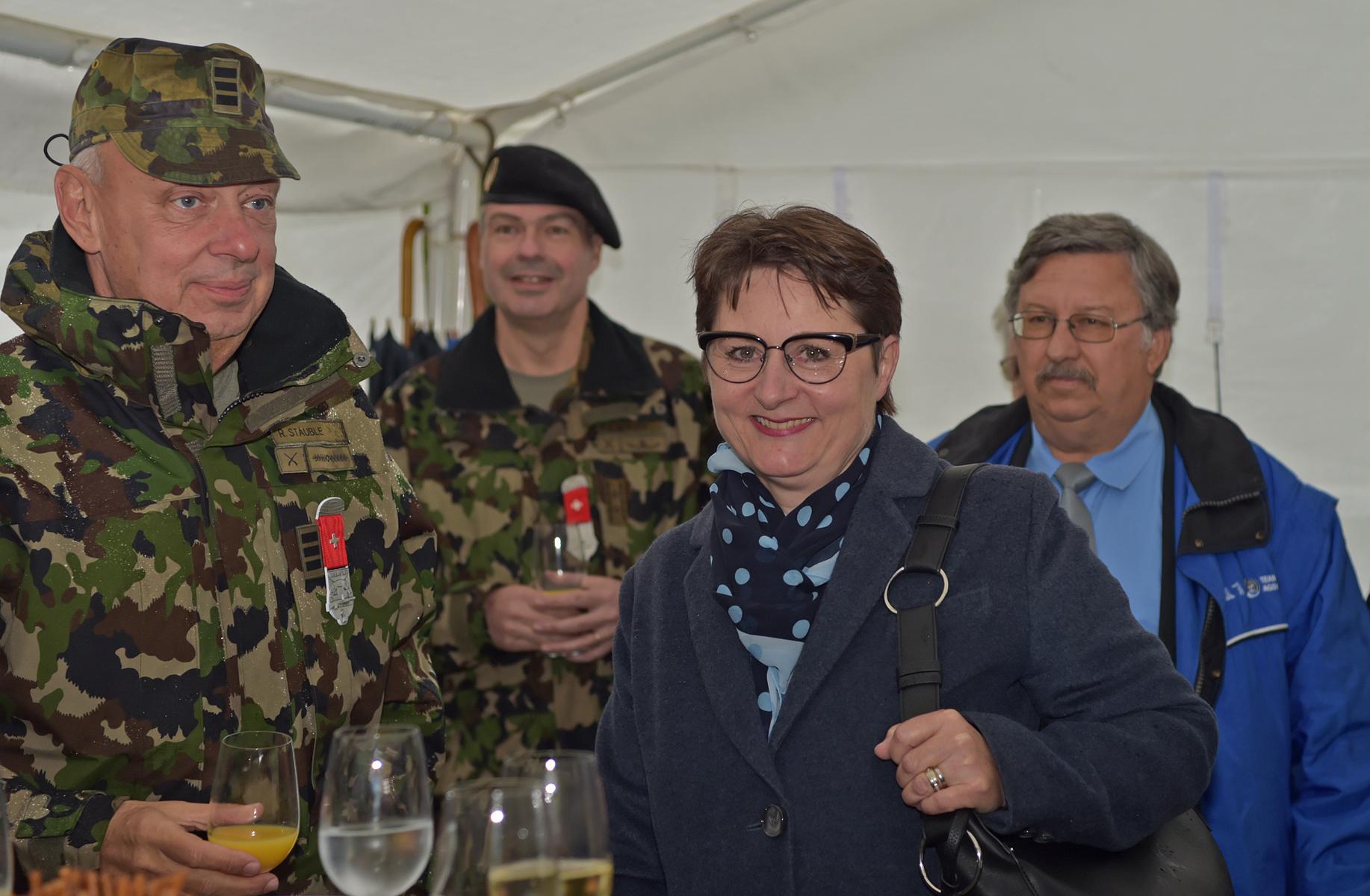 Regierungsrätin Franziska Roth fühlte sich bei den Gästen der Kickoff-Veranstaltung in Dürrenäsch wohl (v.l.): Kreiskommandant Rolf Stäuble, Divisionär Hans-Peter Walser und der Kantonalpräsident der Schützen, Victor Hüsser.