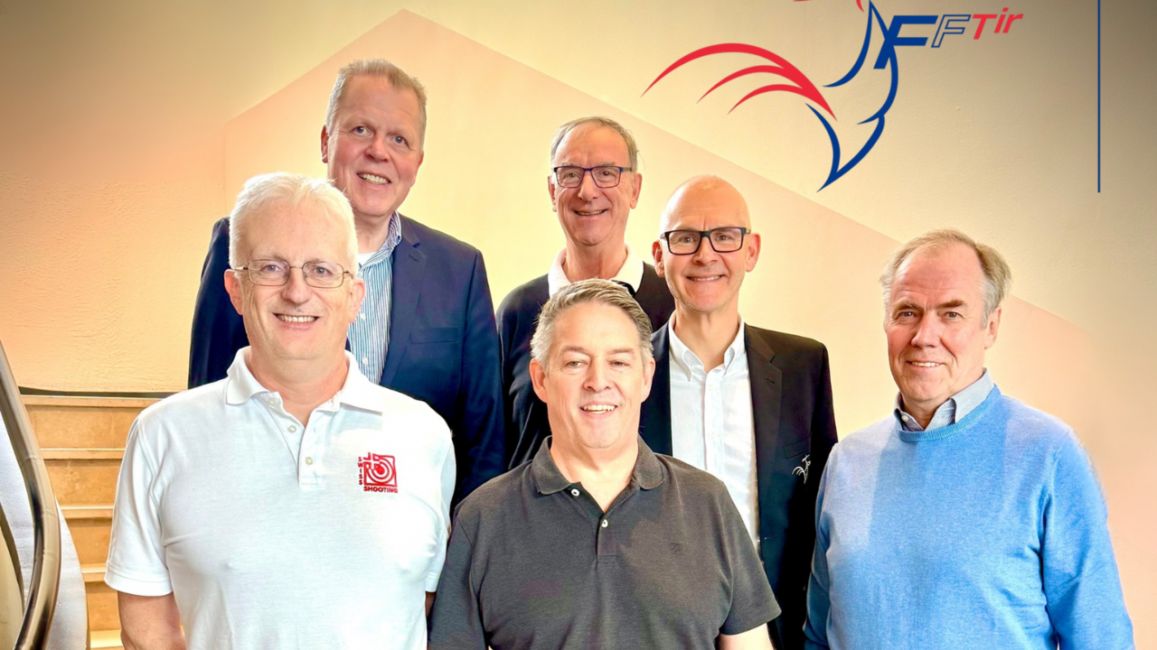 Gruppenbild in Strassburg: SSV-Präsident Luca Filippini (ganz links unten) und Vizepräsident Walter Harisberger (oben Mitte). Foto: DSB