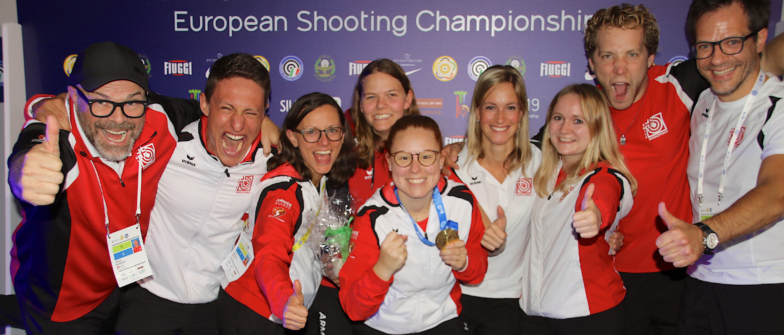 Mit 14 Medaillen hat das Schweizer Schützenteam an den Europameisterschaften in Bologna und Tolmezzo überzeugen können. Die Goldmedaille von Nina Christen (Mitte) im Dreistellungsmatch Gewehr 50m war dabei der sportliche Höhepunkt.
(Bild: Risto Aarrekivi/ESC)