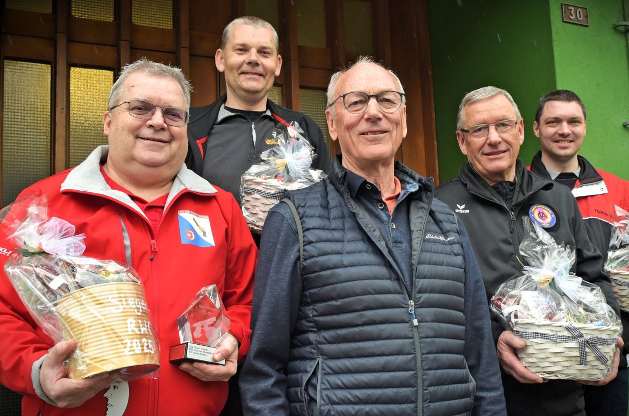 Der Organisator mit den vier besten Schützen des Röbi-Wüest-Cups (v.l.): Sieger Renato Kissling, Dieter Grossen, Robert Wüest, Alfred Hostettler und Thomas Vock. 