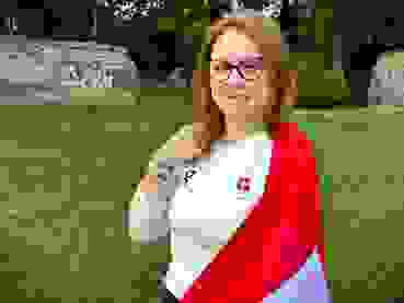 Nina Mit Fahne Führt an den Olympischen Spielen in Paris die Schweizer Delegation an: Nina Christen.