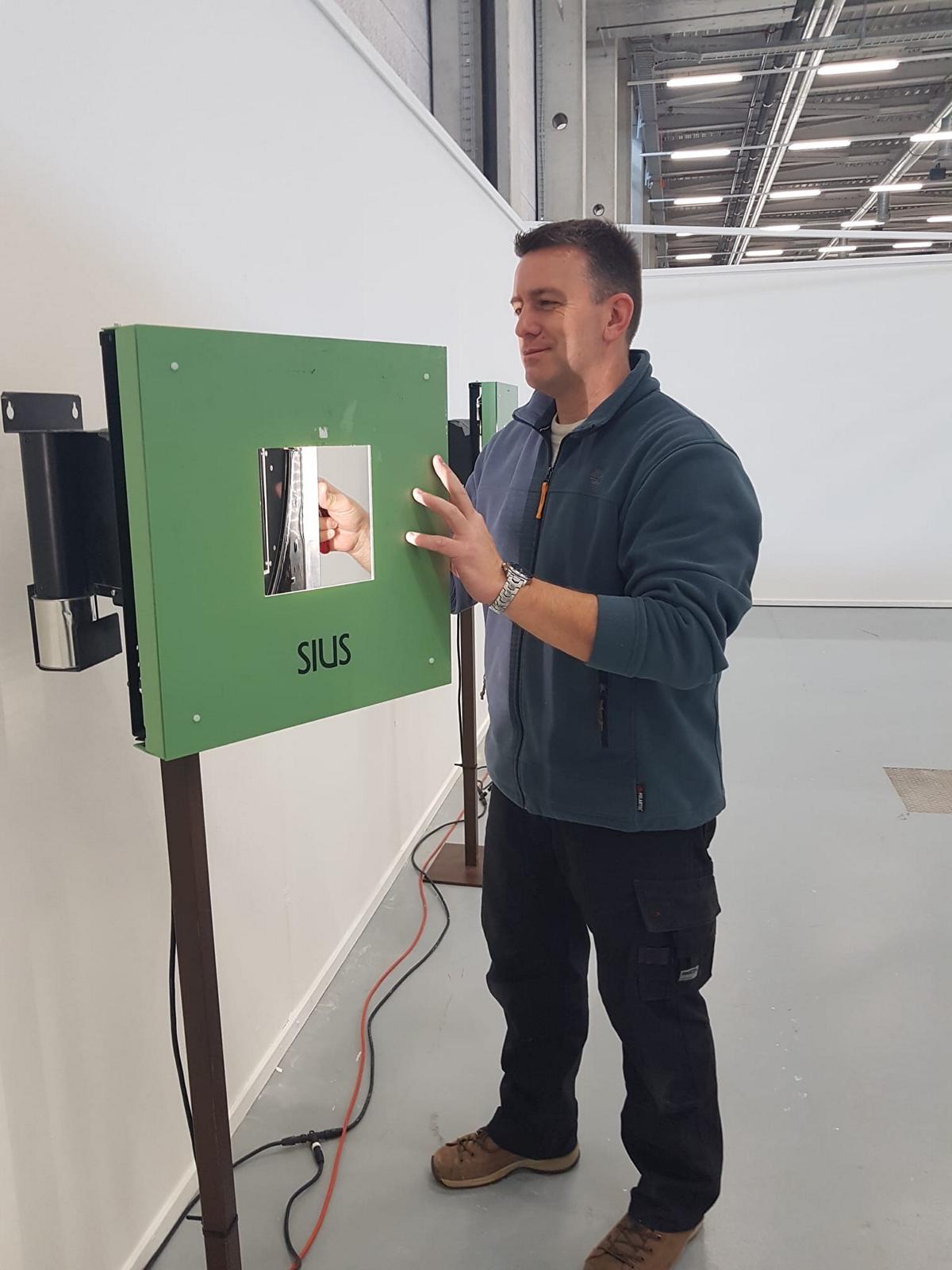 Auch der frühere Top-Schütze Marcel Bürge legte Hand an: Ein Kernstück des SSV-Schützendorfes sind 20  Luftgewehr- und Luftpistolenscheiben.