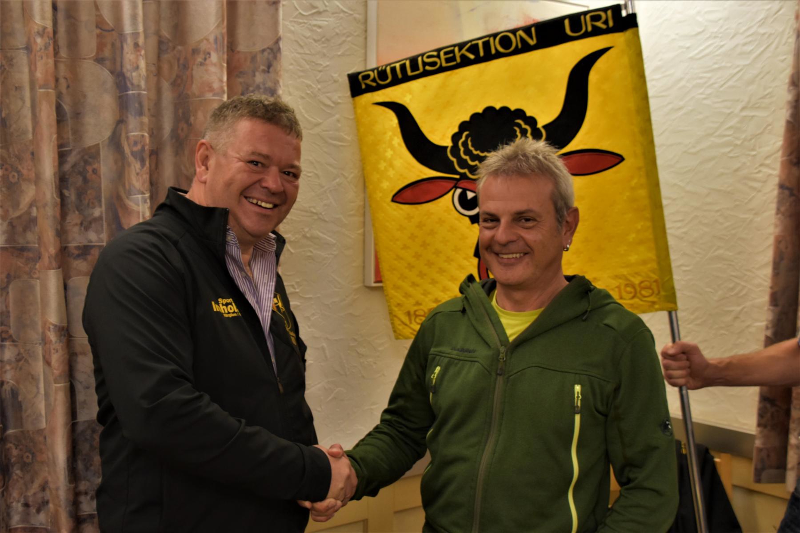 Der Präsidentenwechsel von Adrian Zurfluh (links) zu Daniel Epp stand im Mittelpunkt der Versammlung der Rütlisektion Uri.