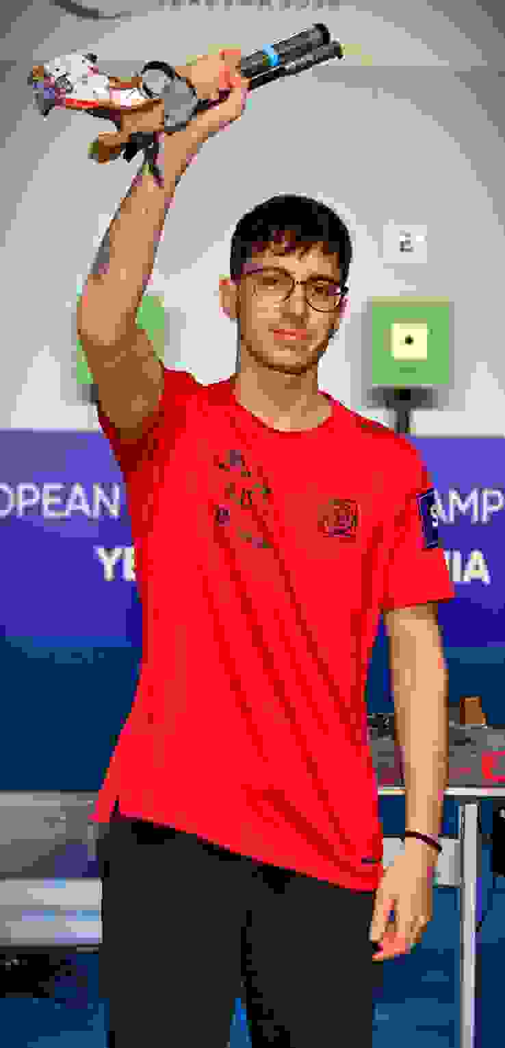 Solari Hält Pistole In Die Luft Pistolen-Ass Jason Solari gewann im Einzelwettkampf Bronze.
(Bild: Jürgen Heise)