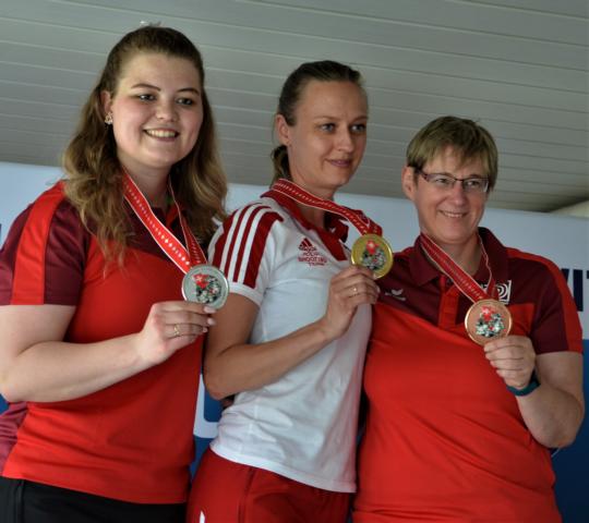 Anja Senti (li) und Silvia Guignard (re) werden von der Polin Karolina Romancyk besiegt.