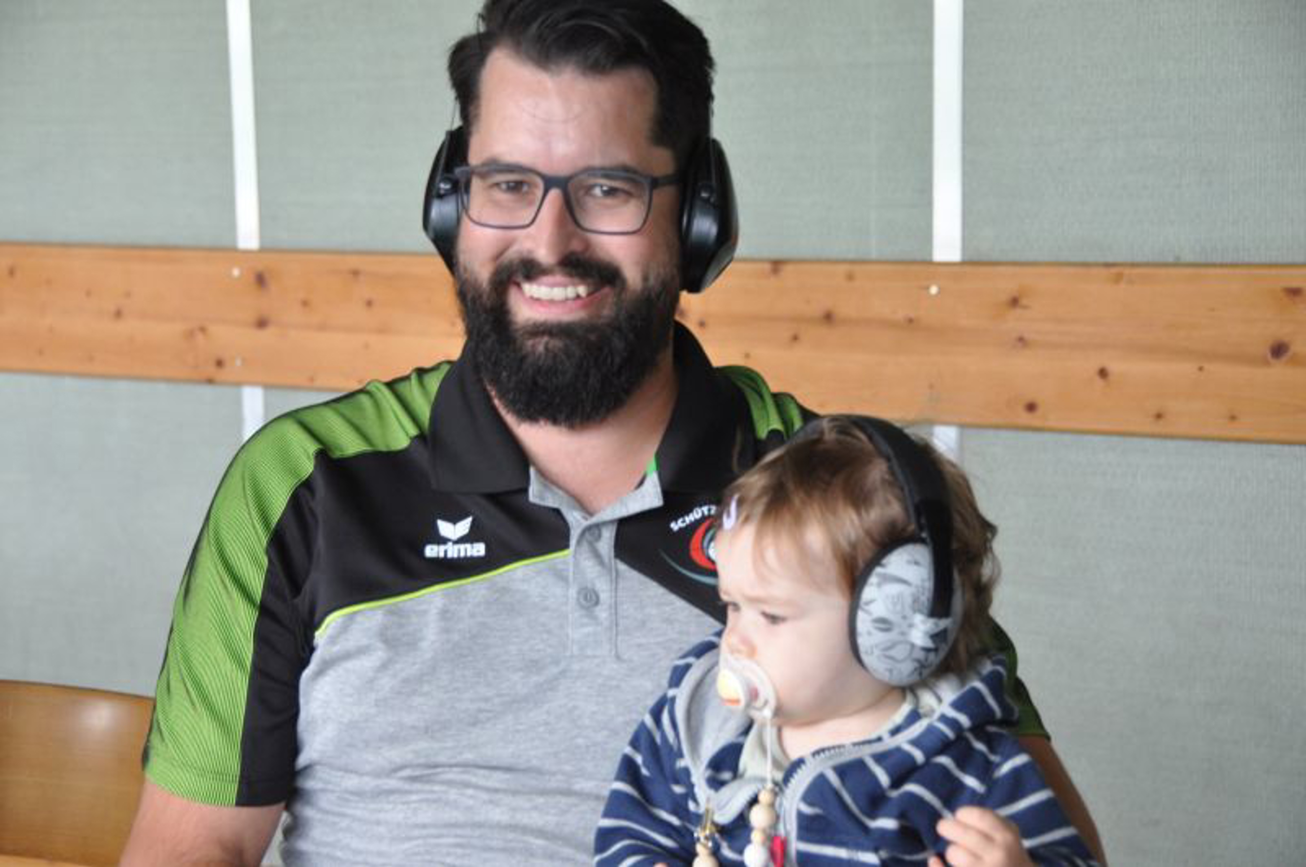 Maskottchen Mila Schürch mit David Schürch.