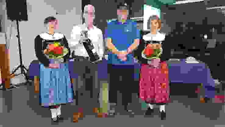 Bild1 Schweizermeister Sektionsmeisterschaft G 300m NLA Ordonnanz, vertreten durch Peter Müller, Präsident der Schützen Aegerital-Morgarten und Armin Besmer (Bildmitte rechts)