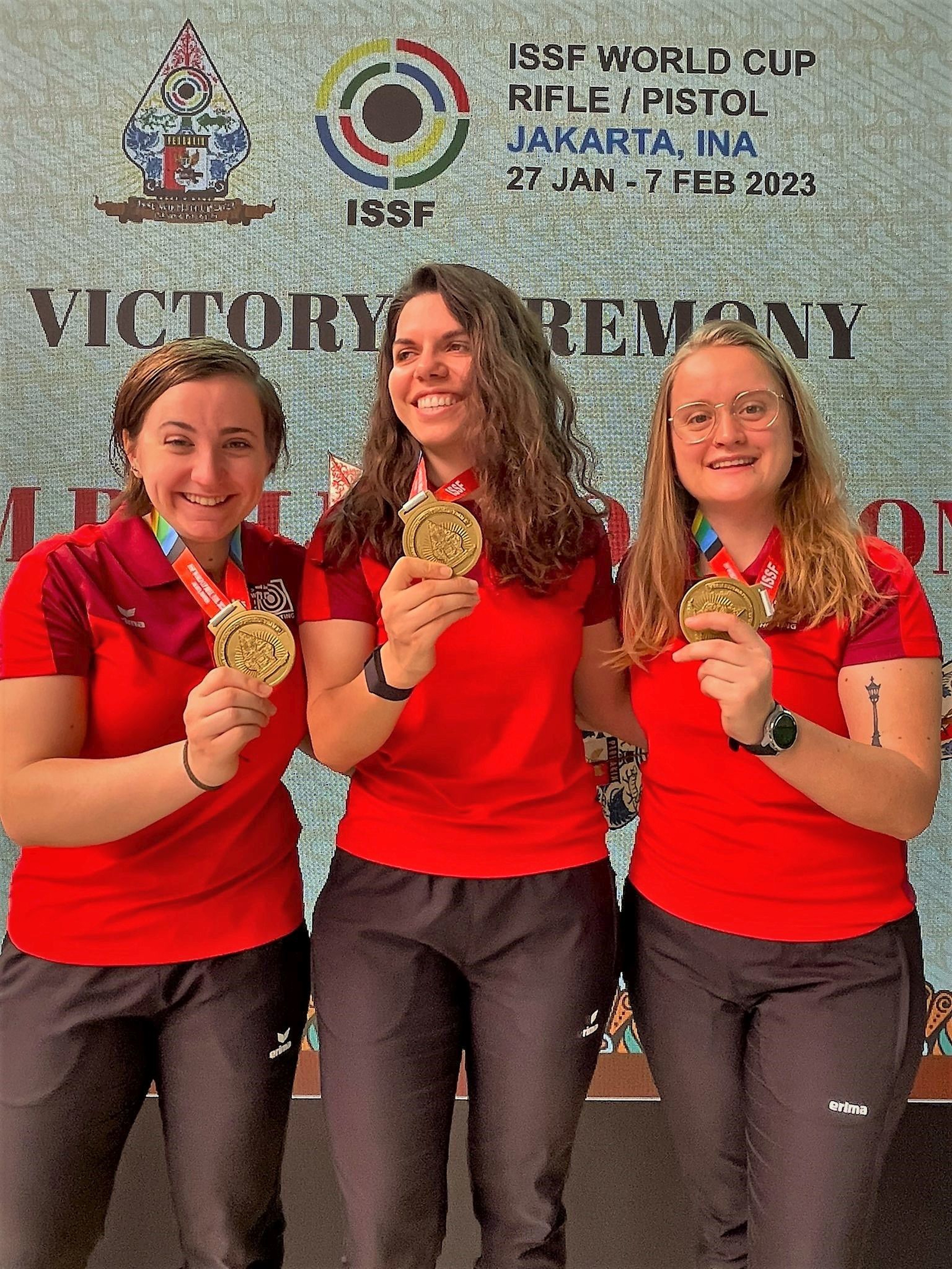 Sie strahlen um die Wette: Goldmedaillengewinnerinnen Sarina Hitz, Chiara Leone und Franziska Stark.