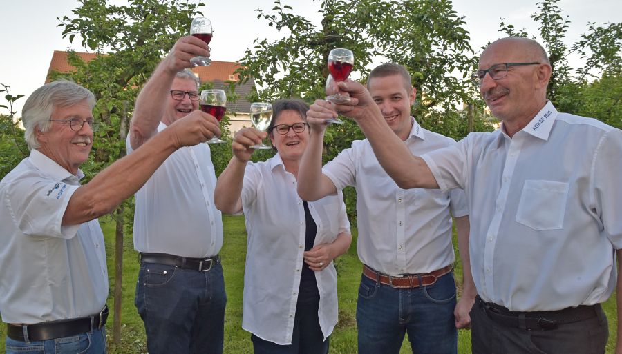 Prosit auf das Aargauer Kantonalschützenfest 2023 mit dem OK-Kernteam, von links Peter Klausner (1. Vizepräsident), Beat Brun (OK-Präsident), Milly Stöckli (Co-Präsidentin), Markus Mathis (2. Vizepräsident) und Stefan Furrer (Chef Logistik).