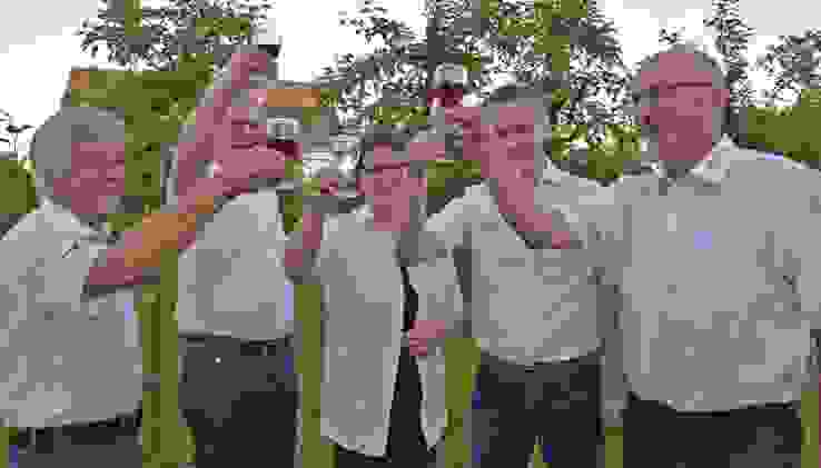 kernteam-prosit10a.jpg Prosit auf das Aargauer Kantonalschützenfest 2023 mit dem OK-Kernteam, von links Peter Klausner (1. Vizepräsident), Beat Brun (OK-Präsident), Milly Stöckli (Co-Präsidentin), Markus Mathis (2. Vizepräsident) und Stefan Furrer (Chef Logistik).