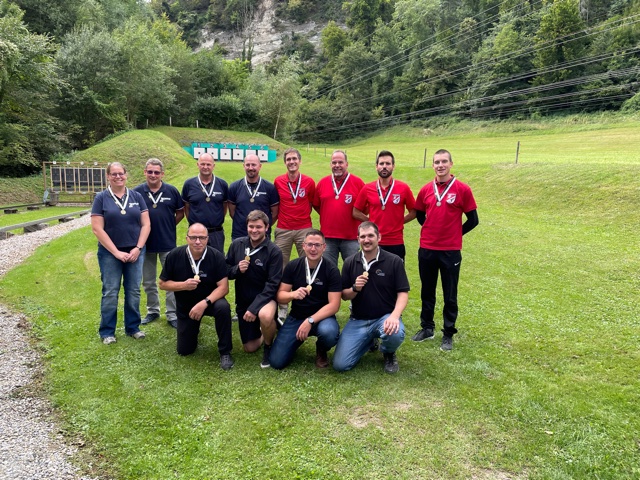 Les trois groupes médaillés avec devant Schmitten-Flamatt 1er (Ulrich Blatti, Grégory Emmenegger, Laurent Stritt, Dominik Brülhart) et derrière de gauche à droite Montagny-Cousset 3e (Evelyne Joye, Olivier Merçay, Jean-Pierre Codourey, Jean-Luc Bastian) et Bulle 2e (Lucas Jaquet, Jean-Jacques Mornod, Marc Carillo, Samuel Grangier).