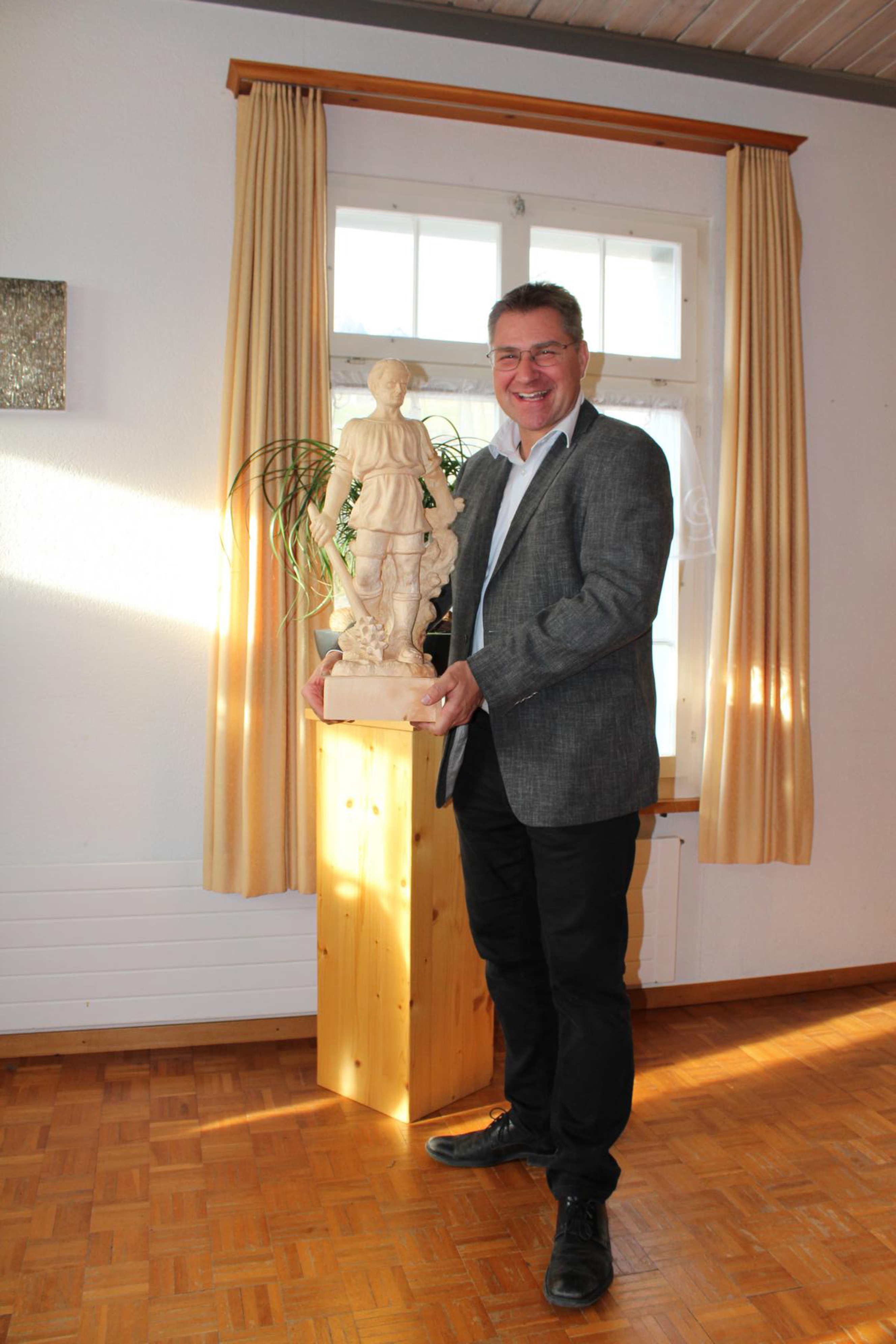 Toni Brunner, alt Nationalrat und neuer Präsident des Stoss-Schützenverbands, präsentiert die neue Siegertrophäe.