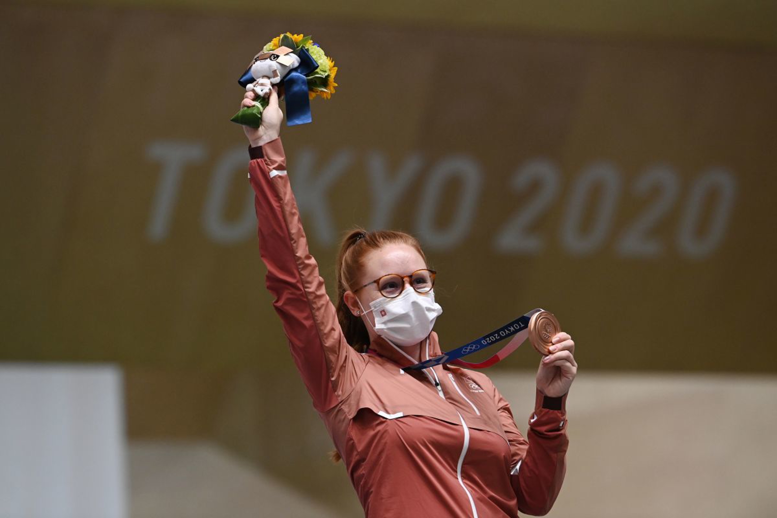 Nina Christen überglücklich mit der Bronzemedaille. Foto: Keystone-SDA/Sputnik/Grigory Sysoev